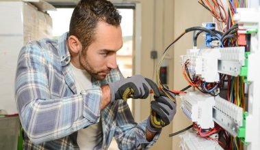 Cum gasesti un electrician ieftin, care practica preturi corecte pentru interventii la instalatii electrice? 4 Pret electrician Constanta Electrician Constanta Electricieni Constanta Instalatii electrice Constanta Pret renovari apartamente Constanta